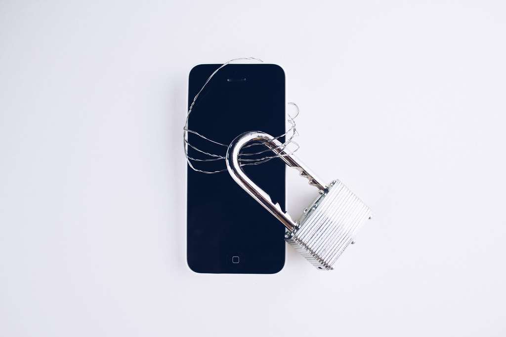 tarcza i klucz obok telefonu