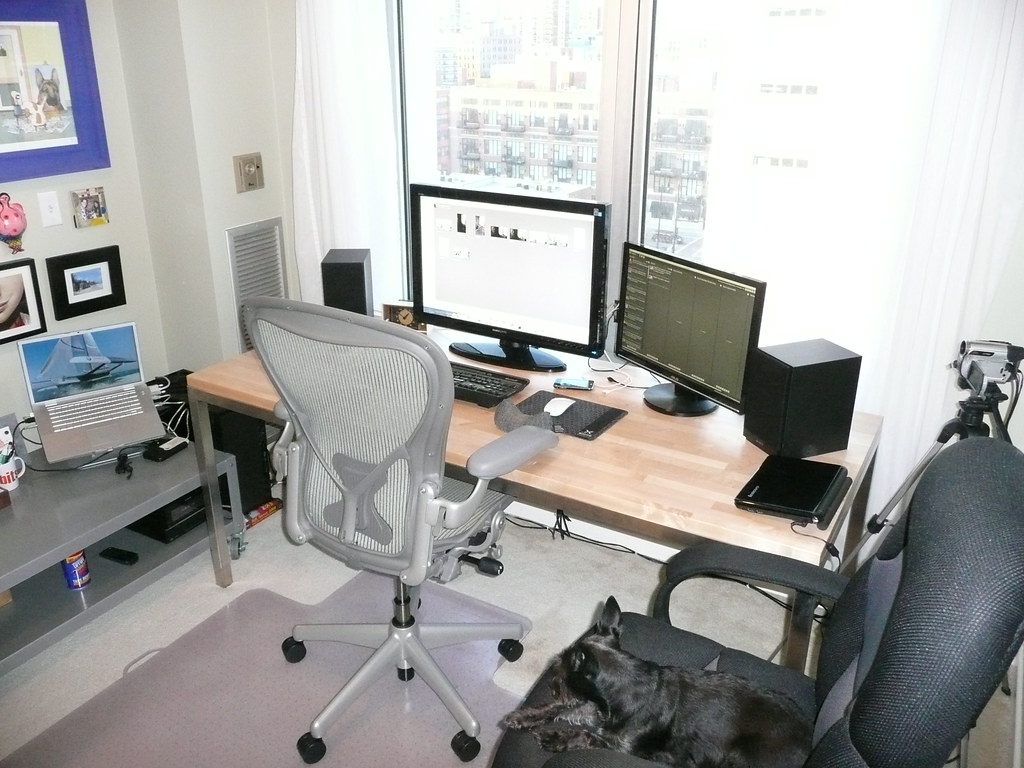 biurko z ergonomicznym krzesłem i monitorem