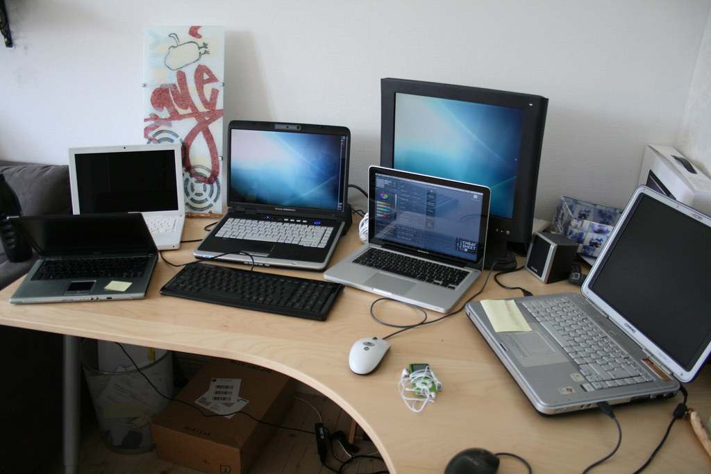 laptop z uporządkowanymi folderami